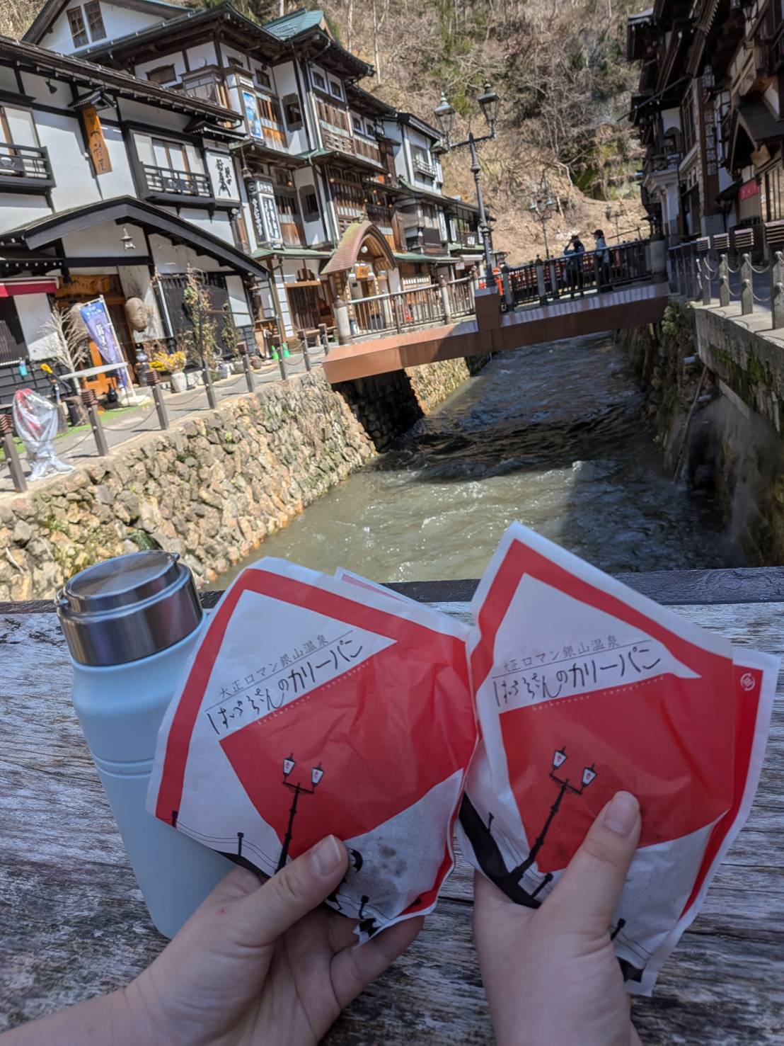 銀山温泉の名物、はいからさんのカリーパン