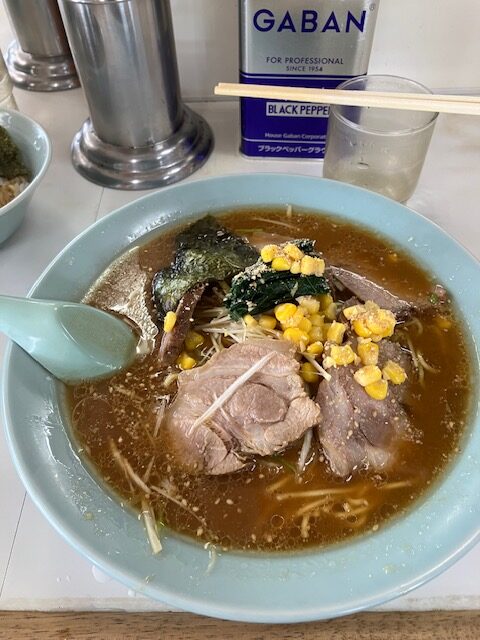 濃厚な味噌スープにチャーシューとコーンが乗ったラーメン