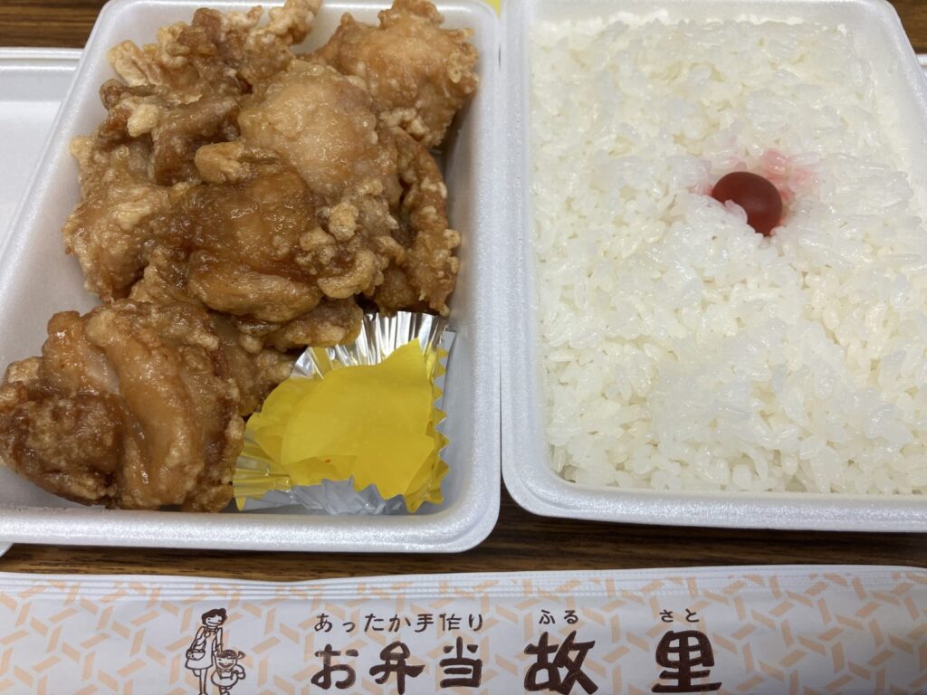 仙台市青葉区「お弁当 故里」のボリューム満点な唐揚げ弁当とご飯。