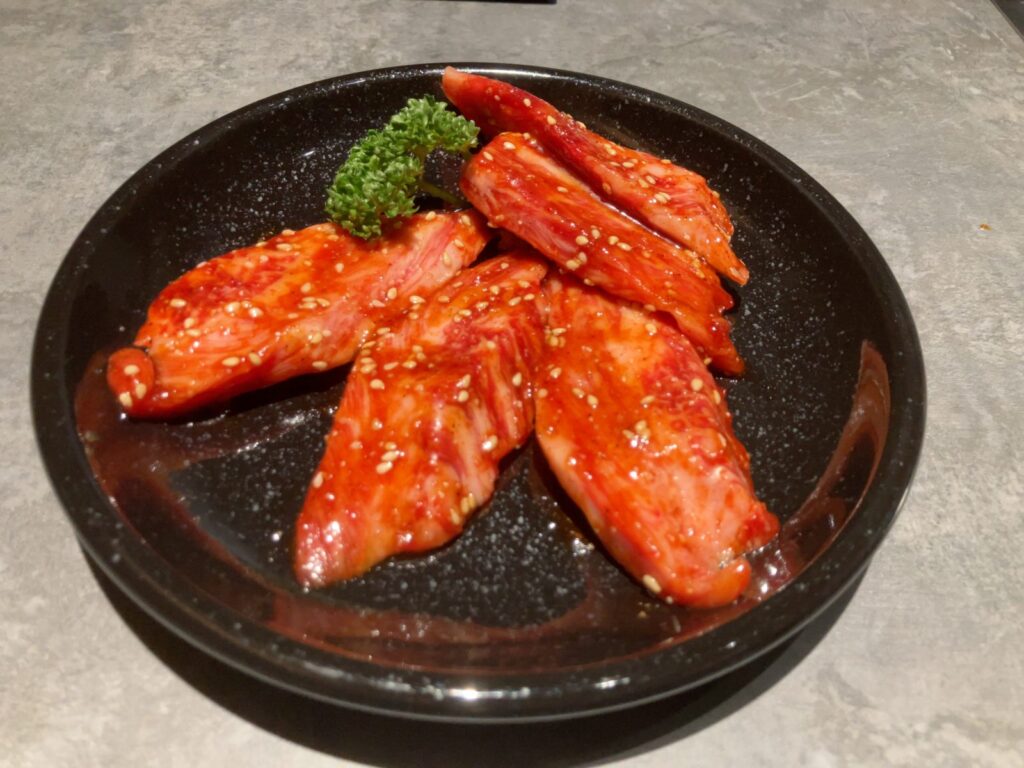 「口に入れた瞬間、体温で溶けていくような食感。黒毛和牛ならではの濃厚な旨味が広がります。」