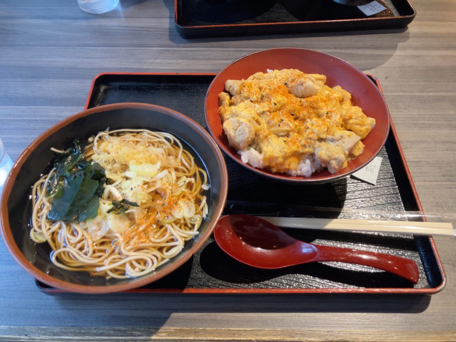 とろとろ卵の親子丼とお蕎麦のランチセット