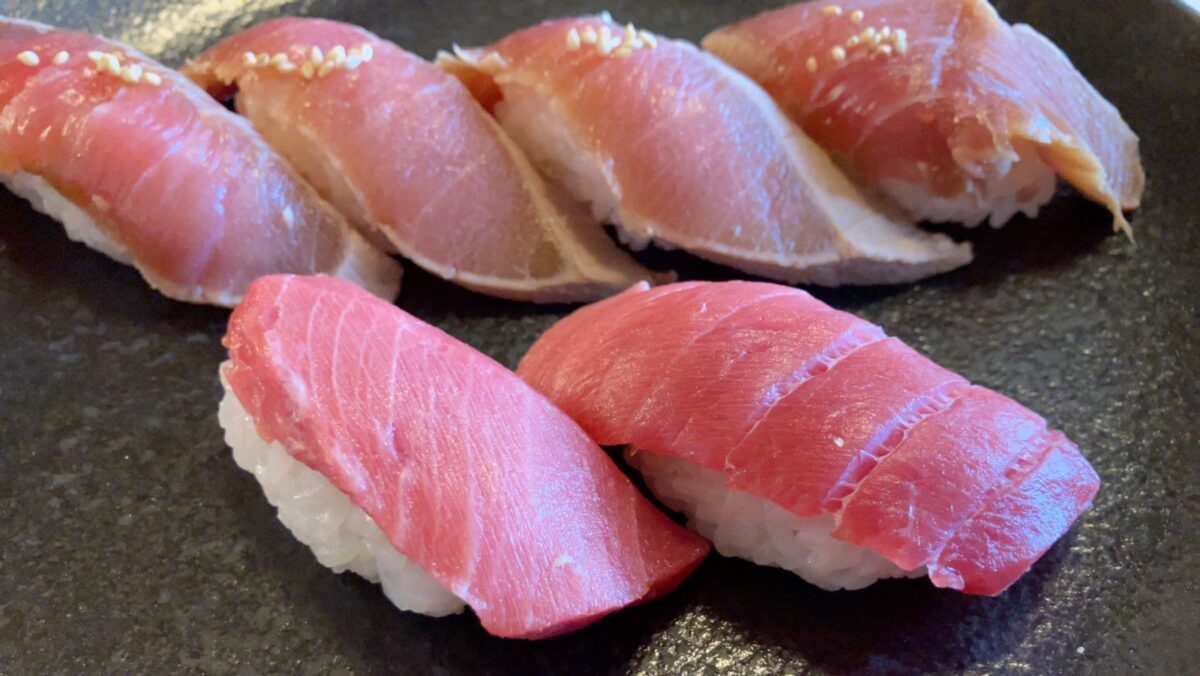 「うまい鮨勘 ゆとろぎ多賀城店のマグロの握り」