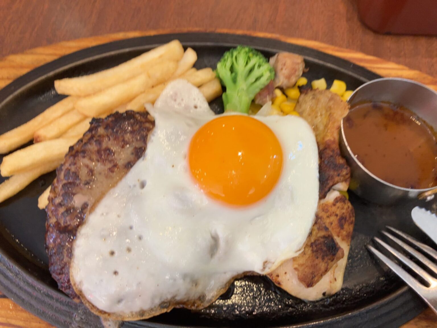 黒×黒ハンバーグ＆スパイシーチキンの鉄板プレート